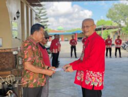 Suasana Haru Apel Pagi, Lapas Pamekasan Lepas 2 Pegawai Purna Tugas