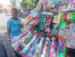 Penjual Terompet Tahun Baru, Mangkir di Alun-Alun Trunojoyo Sampang, Diserbu Pembeli,