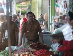 Antipasi Kelonjakan Harga Bahan Pokok, PJ.Bupati Pamekasan Lakukan Sidak Operasi PasarHarga di Pasar Pakong
