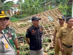 Kunjungi Rumah Korban Dampak Angin Kencang,PJ Bupati Pamekasan Berikan Bantuan