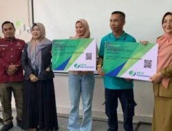 Bupati Sri Juniarsih Serahkan Kartu BPJS Kepada Petugas Penyelenggara dan Pengawas Pemilu