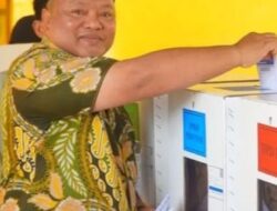 Wakil Berau Gamalis Berikan Hak Suaranya di TPS 02 Kelurahan Gayam
