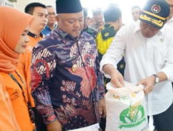 Menko PMK Muhadjir Effendy Serahkan Bantuan Pangan Beras Ke Masyarakat