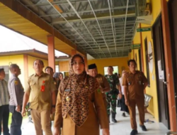 Sri Juniarsih Didampingi Wakil Bupati Berau Meninjau Kerusakan Plafon di Puskesmas Gunung Tabur