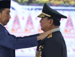 Jokowi Resmi Sematkan Pangkat Jendral Bintang Empat Ke Prabowo