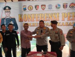 Kapolres Pamekasan Damaikan Anggotanya yang Terlibat Salah Paham dengan Orator Demonstran