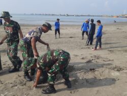 Peduli Lingkungan Kodim 0826/Pamekasan Bersih-bersih Pantai