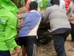 Tanggap Bencana, Polres Sumenep Evakuasi Pohon Tumbang