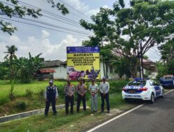 Ops Keselamatan Semeru 2024, Satlantas Polres Sumenep Pasang Baliho di Titik Rawan Kecelakaan