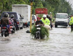 Banjir Genangi Ruas Jalan Raya Sumenep – Pamekasan, Polres Sumenep Sigap Atur Lalin