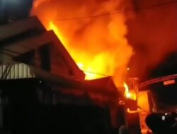 Pasar Karang Penang Sampang Terbakar Hebat, Tiga Ruko Ludes Akibat Sijago Merah