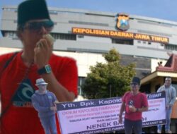 Buntut Dugaan Kriminalisasi Nenek Bahriyah, Relawan Gelar Demo Ke Polda Jatim