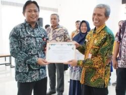 Sekkab Berau M Said Serahkan Sertifikasi Akreditas ke 16 Perpustakaan