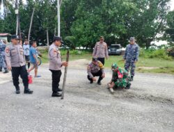 Polsek Biduk Gotong Royong Perbaiki Jalan Rusak