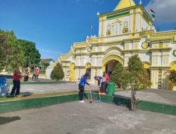Pegawai Rutan Sumenep Gotong Royong Bersama Warga Binaan Bersihkan Masjid Agung Sumenep