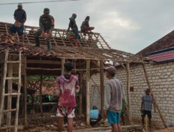 Anggota TNI Bongkar Rumah Warga Untuk Renovasi Program RTLH