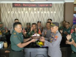 Sinergitas TNI-POLRI, Koramil 0826-05 Larangan Berikan Kado Ulang Tahun pada Personel Polsek Larangan