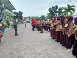 Anggota Koramil 0826-08 Palengaan Tumbuhkan Sikap Disiplin Bagi Siswa SMA Al Hasani Melalui Pelatihan PBB