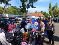 Satlantas Pamekasan berikan sosialisasi terhadap masyarakat pengguna jalan pada Sabtu 13/7/2024.