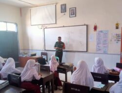 Babinsa Masuk Sekolah, Serda Ach Jufri Beri Pelajaran Siswa SDN 1 Tlangoh