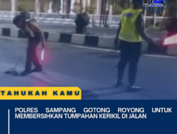 Polres Sampang gotong royong untuk membersihkan Tumpahan kerikil di jalan