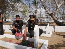 Semarak HUT RI Ke-79 dan Hari Pengayoman Lapas Narkotika Kelas IIA Pamekasan Gelar Ziarah dan Upacara Tabur Bunga di TMP Panglegur