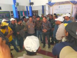 Beberapa elemen masyarakat mendatangi kantor kecamatan Camplong menolak di evaluasi Pj Kepala desanya