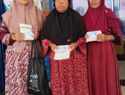 Masyarakat desa rapadaya tersenyum bagia karena dapat bantuan pemerintah