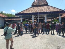 Warga desa Banyumas geruduk kantor kec Sampang menanyakan alasan pergantian PJ yang di ganti tanpa alasan yang jelas