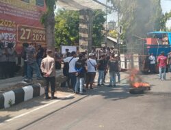 Aksi Bakar Ban di Depan Kantor KPU Kota Kediri Tuntut Ketua KPU Kota Kediri Mundur