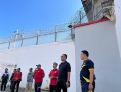 Kalapas Pamekasan Beserta Jajaran Lakukan Cegah Gangguan Kamtib Dengqn Kontrol Keliling Area Lapas