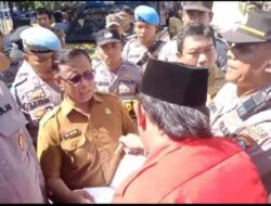 PLH Camat Sampang trijayadi Minta perlindungan Ke Ratusan Polisi di kabupaten Sampang ada apa ini.