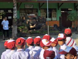 Jadi Pembina Upacara Pengibaran Bendera Merah Putih di SD Negeri 1 Proppo,Ini Pesan Kapolsek Proppo