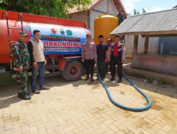 Polsek Proppo Bersinergi Forkopimca Menyalurkan Bantuan Air Bersih di Ponoes Miftahul Ulum