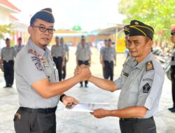 Suasana Haru Apel Pagi, Pegawai Lapas Pamekasan Terima Penyematan Tanda Kenaikan Pangkat Pengabdian dari Kalapas Nur Bambang