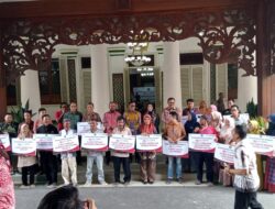 Pemerintah kabupaten Pamekasan Bersama Bank Jatim Memberikan Bantuan Peralatan Usaha Kepada Para Pelaku UMKM
