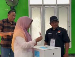 Sri Juniarsih Salurkan Hak Pilihnya di TPS 18 Kelurahan Gunung Panjang