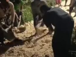 Warga Dusun Lembung Barat, Desa Paseyan Sampang Perbaiki Jalan Dengan Dana Swadaya, Pemerintah Desa Paseyan Tak Berkutik