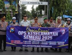 Polres Pamekasan Bagikan Brosur Operasi Guna Keselamatan Semeru 2025