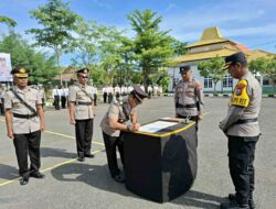 Kapolres Sampang Pimpin Upacara Sertijab Kabagops dan Kabag SDM Polres Sampang