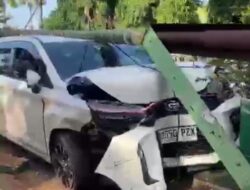 Akibat Kurang Berhati Hati, Sebuah Mobil Tabrak Pembatas Jalan