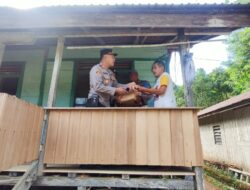 Ramadhan Penuh Berkah, Polsek Tabalar Bagikan Sembako di Kampung Tubaan