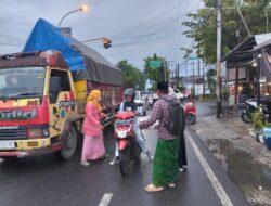 Anggota IWO PD Pamekasan antusias bagi bagi takjil ke pengendara Senin(10/03/2025).
