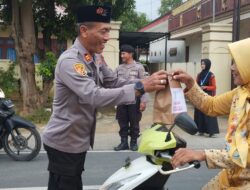 Tebarkan Kebahagiaan di Bulan Suci Ramadhan 1446 Hijriyah, Polsek Proppo Bagi Takjil Gratis.