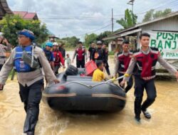 Polres Kutim Membantu Masyarakat Yang Terdampak Banjir