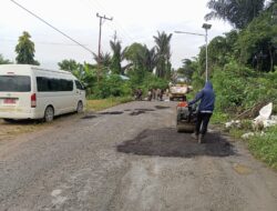 Menyambut Hari Raya Idul Fitri 1446 H, Tim TRC Dinas PUPR Berau Perbaiki Jalan Rusak Di Wilayah Pesisir