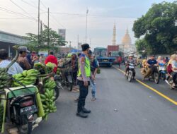 Polsek Ranuyoso Tertibkan Lalu Lintas dan Cegah Uang Palsu di Pasar Gedang