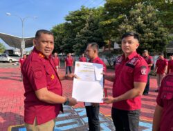 Tiga Pahlawan Gagalkan Penyeludupan Narkoba Terima Penghargaan dari Kalapas Narkotika Kelas IIA Pamekasan