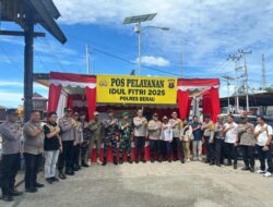 Kapolres Berau Tinjau Pos Pengamanan Idul Fitri 1446 H di Dermaga Sidayang dan Serahkan Bingkisan untuk Petugas