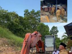 Bersihkan Longsoran Tanah di Perumahan Akasia Mandiri Sambaliung, Dinas PUPR Berau Kerahkan Alat Berat